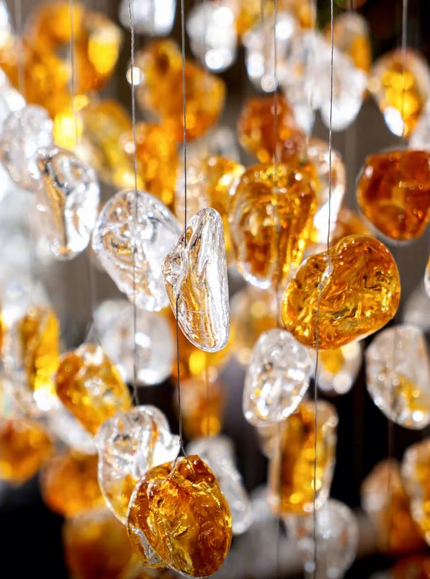 أحجار زجاجية ديكورية لتفصيل الثريات – Decorative Glass Stones for Custom Chandeliers